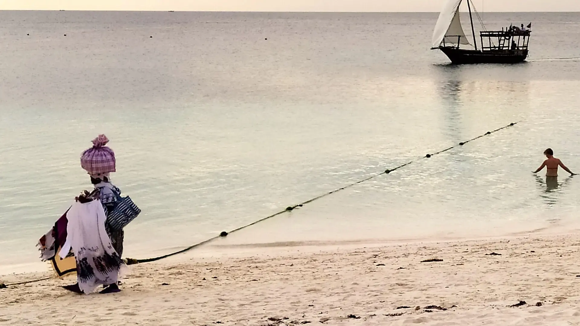 2 ways to earn money : promenade en boutre et vente sur la plage